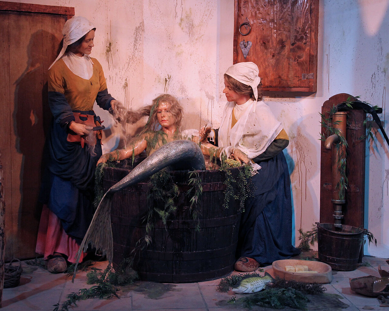 De zeemeermin wordt schoon geboend in de tobbe