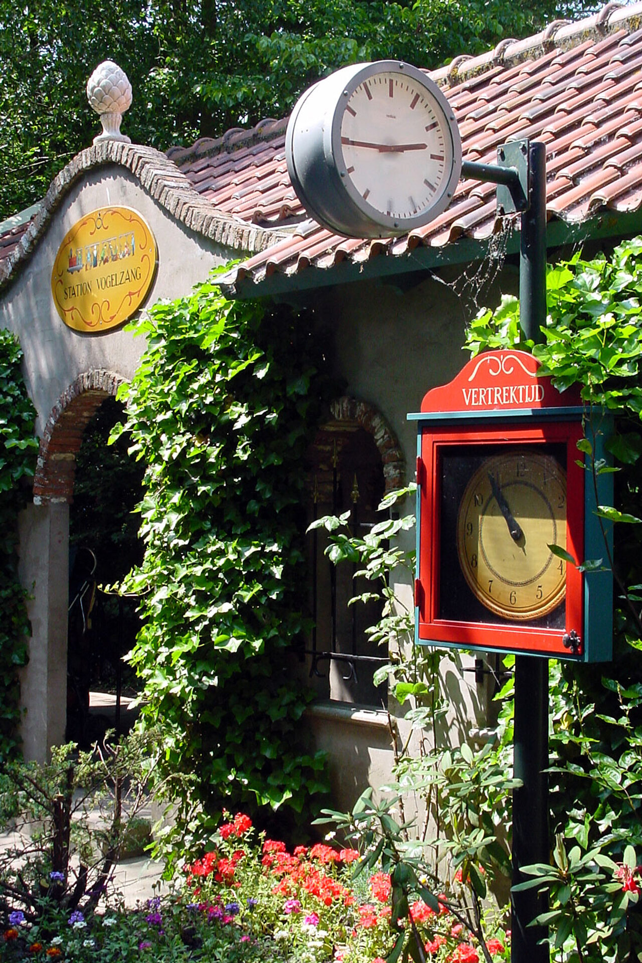 De klok verteld hoe laat de trein vertrekt