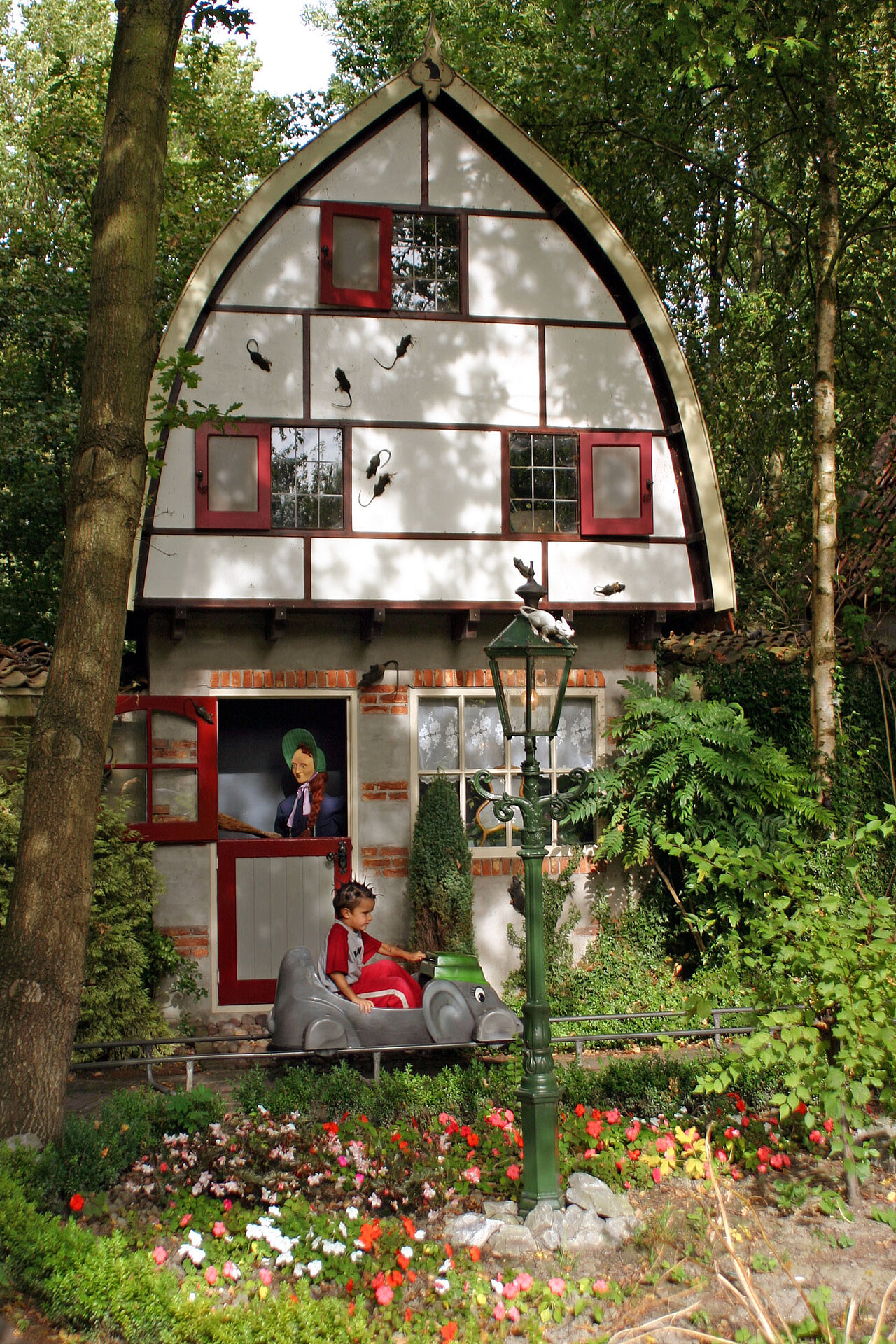 Langs de huisje op het dorpsplein