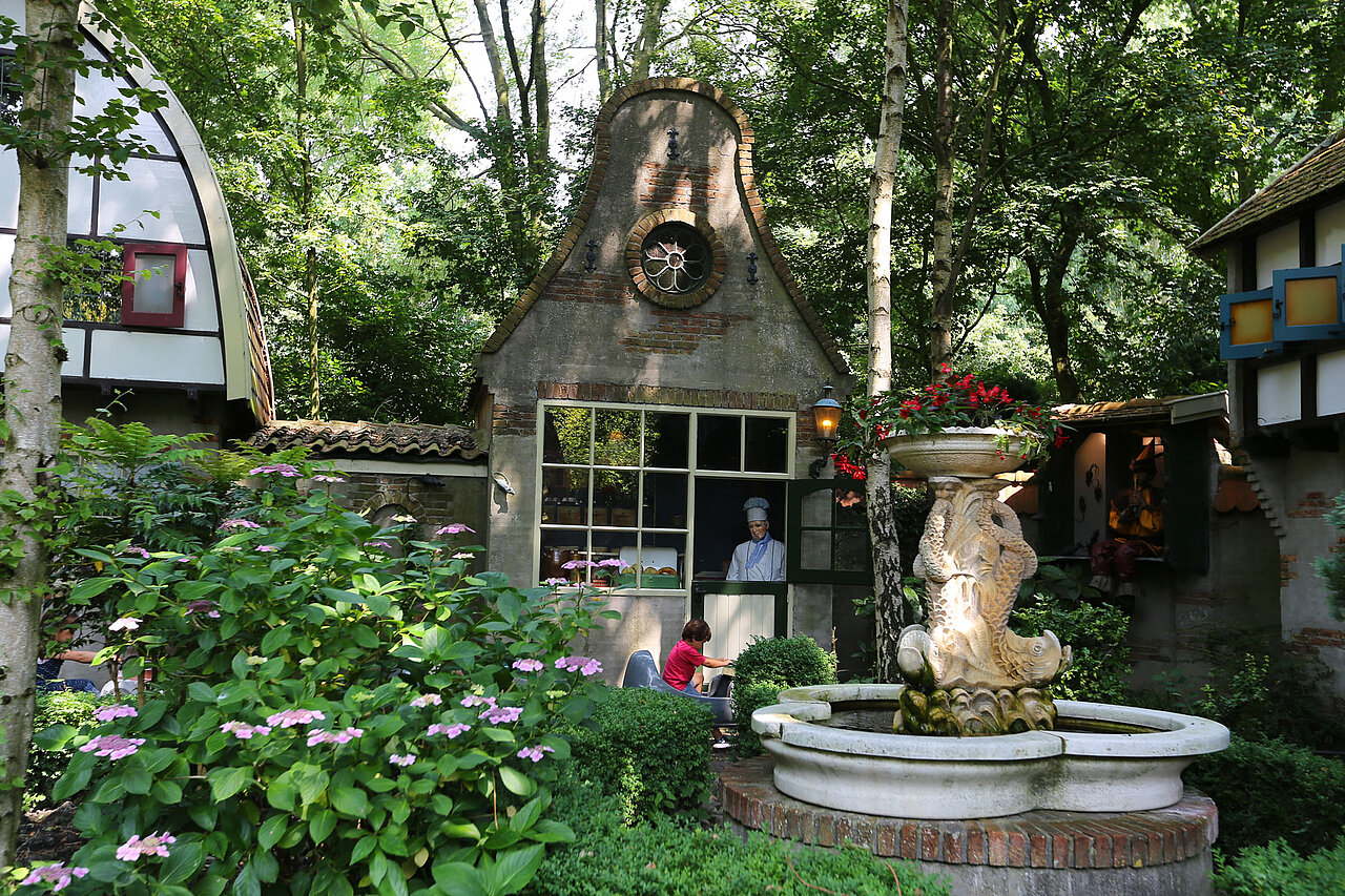 Het dorpsplein van Hamelen met de fontein