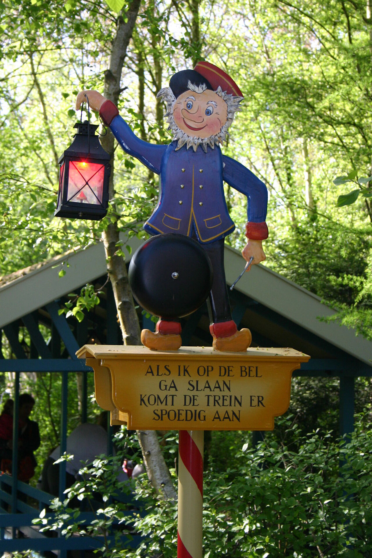 Bij de overweg houden kabouters de wacht